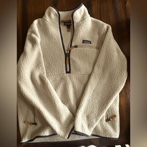 Women’s cream Patagonia pullover